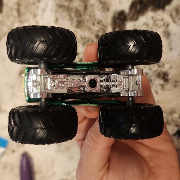 Hot Wheels Monster Trucks Fan Favorites Snake Bite 1:64 scale - Picture 9 of 9